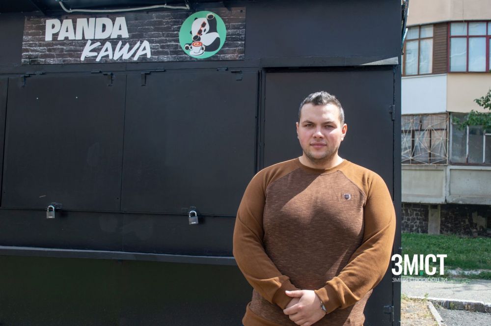 Артем Бурда поблизу кіоску