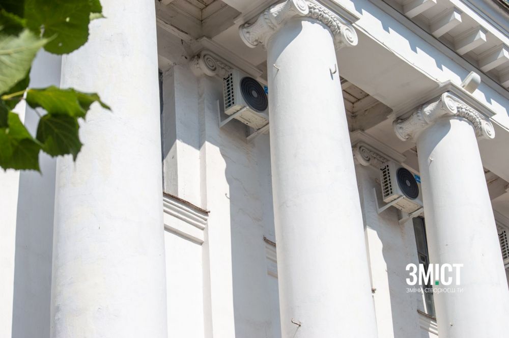 Кондиціонери на фасаді будівлі