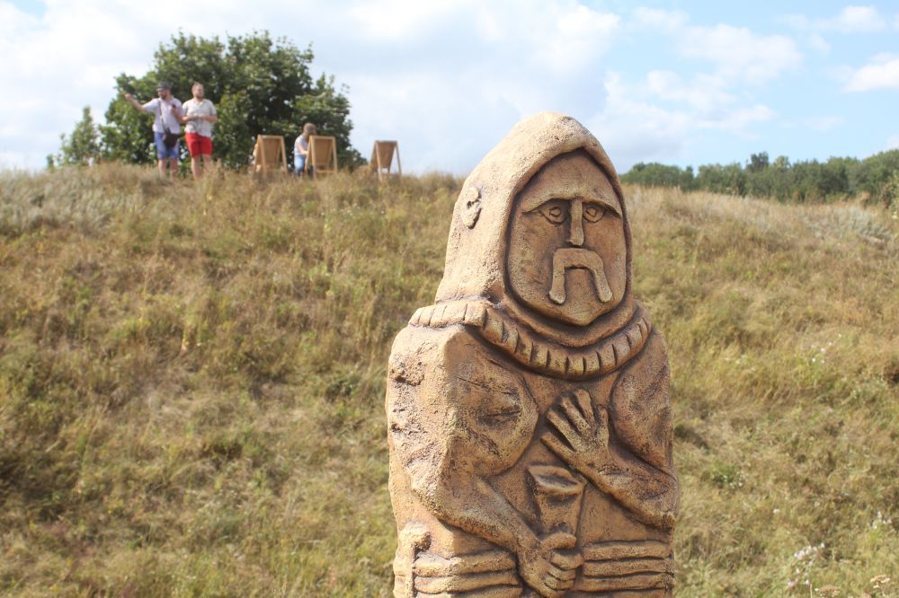 Статуя і художники