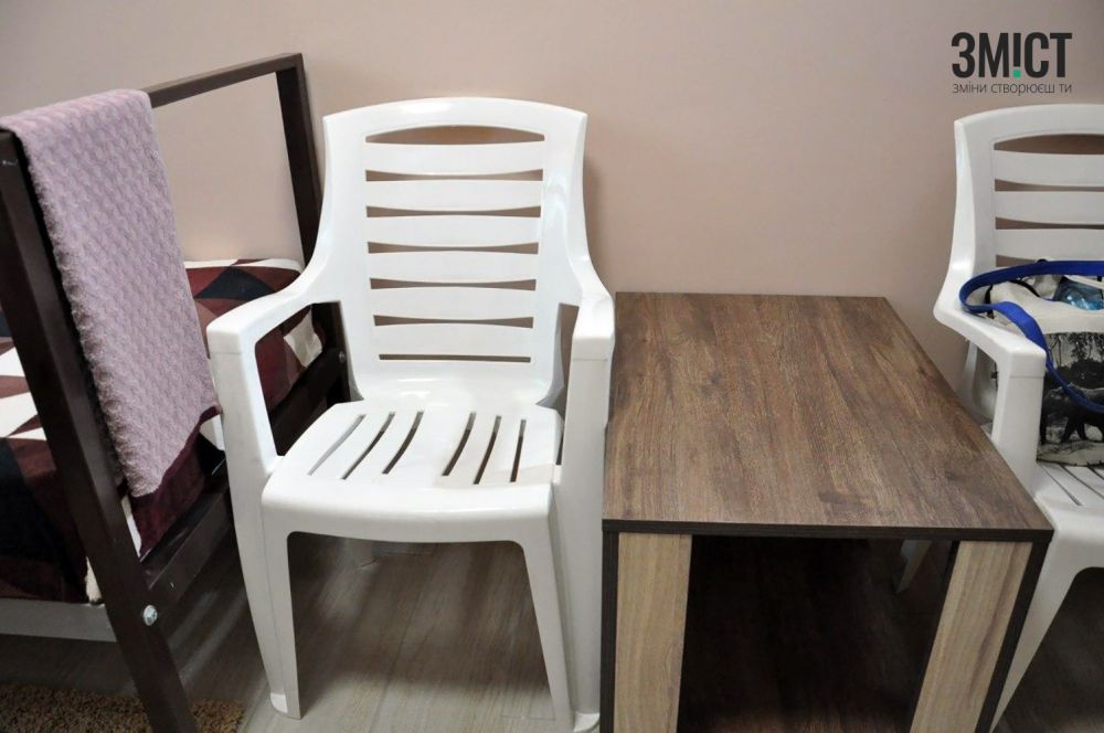 У камері є усі необхідні меблі 