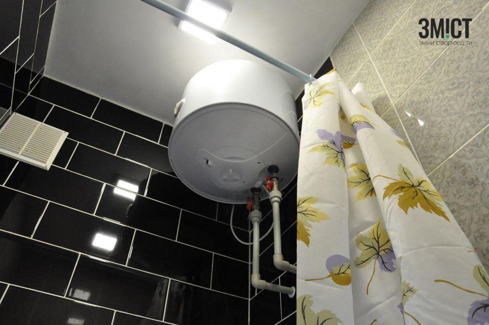 Є й бойлер, так що холодна та гаряча вода є постійно 