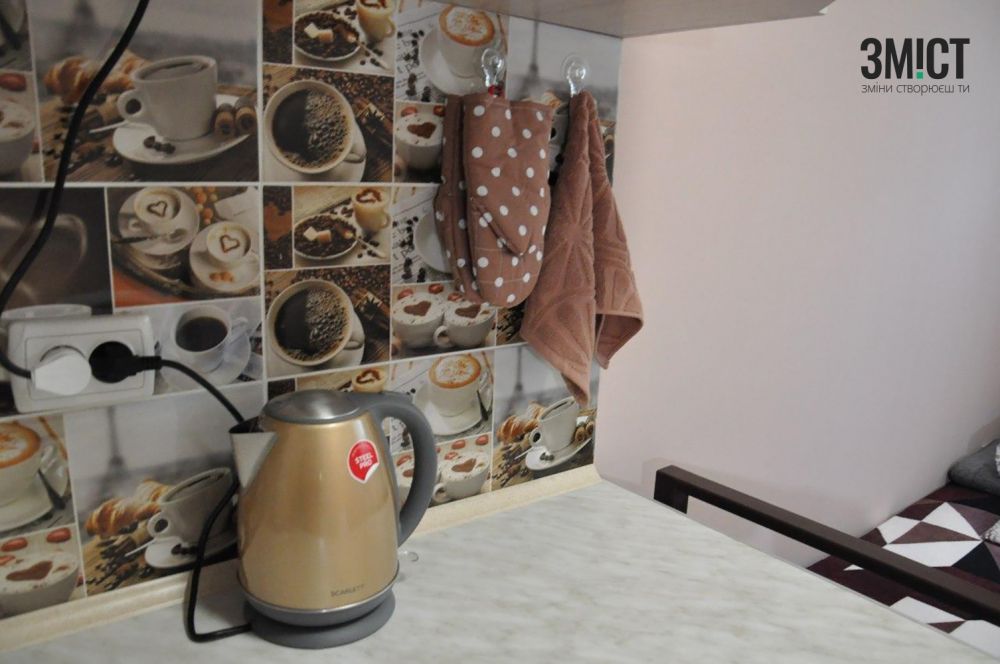 Також є чайник, мікрохвильовка, холодильник та телевізор 