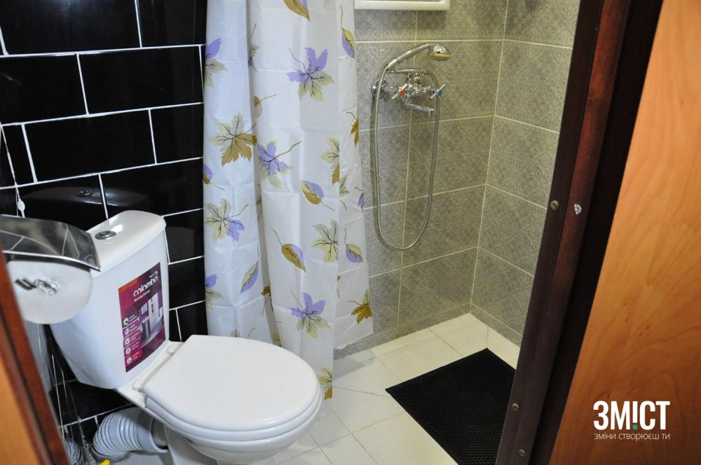 Ванна кімната та туалет відокремлені 