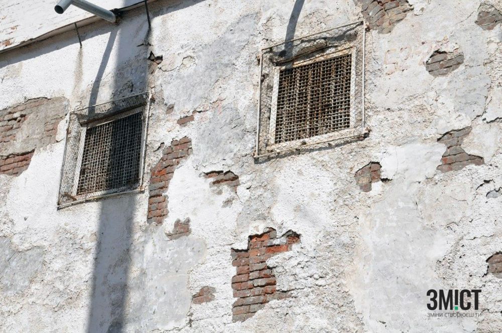 Зовнішня стіна корпусу, де розташована платна камера 