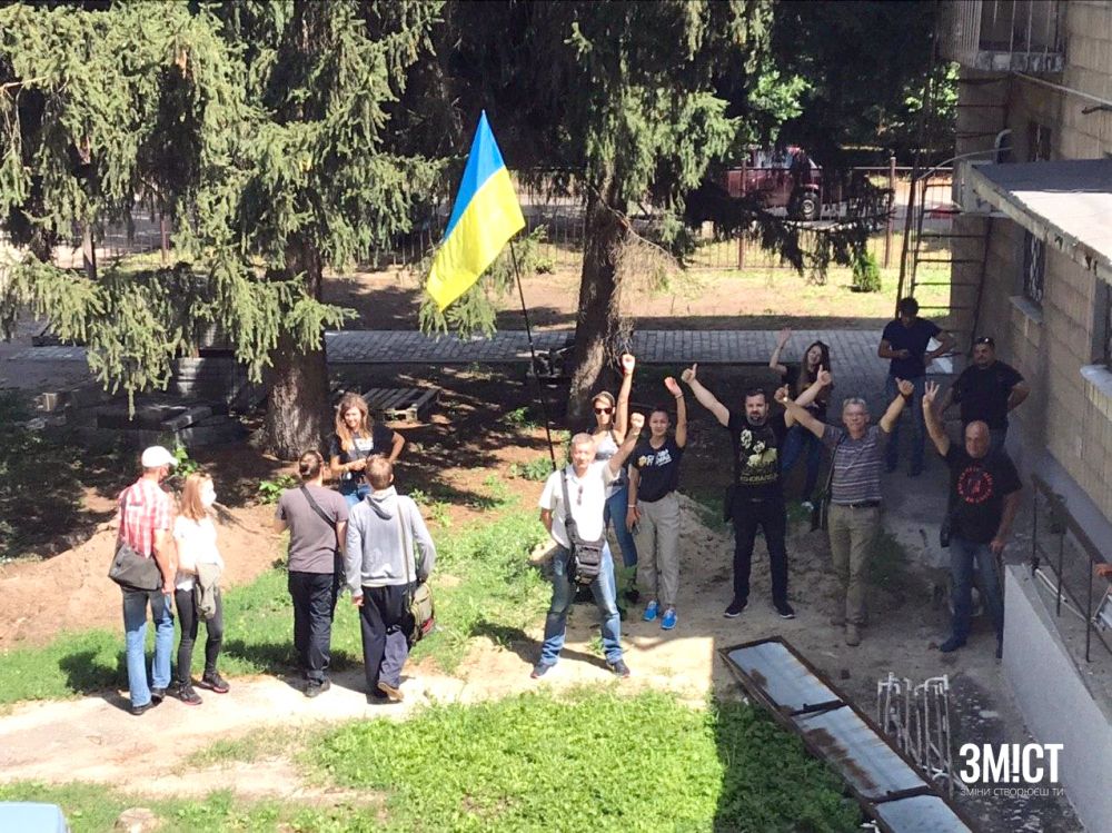 Пітримати Юденка та Кобу прийшли активісти, проте до зали їх не впустили 