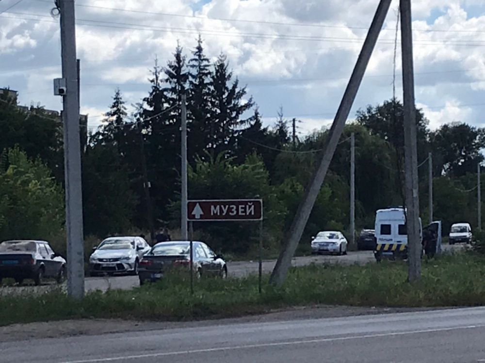 Місцевість біля закинутого будинку