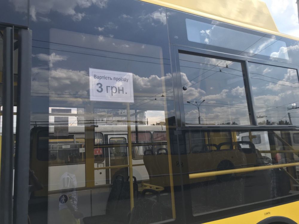 Тролейбуси уже мають відповідні наліпки 