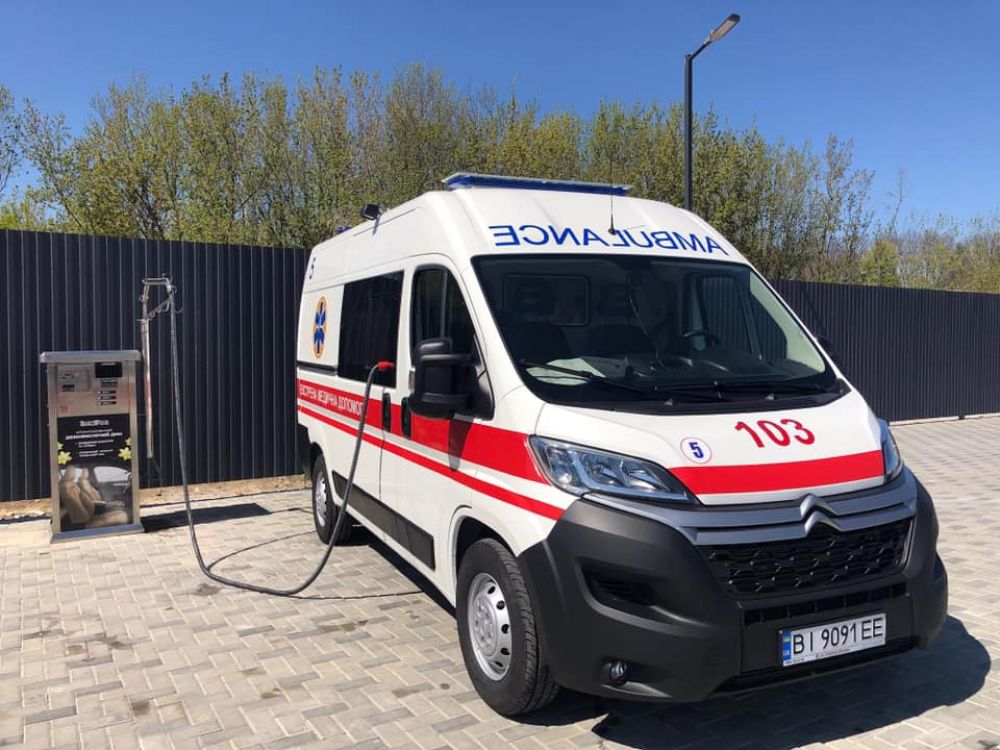 Автомийка у Полтаві з початку карантину безкоштовно миє автомобілі швидкої допомоги. Фото Lux Wash