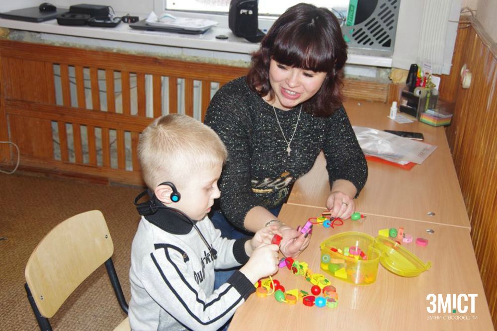 Працюючи в гарнітурі, діти називають іграшки (джерело – ФБ-сторінка інклюзивно-ресурсного центру)