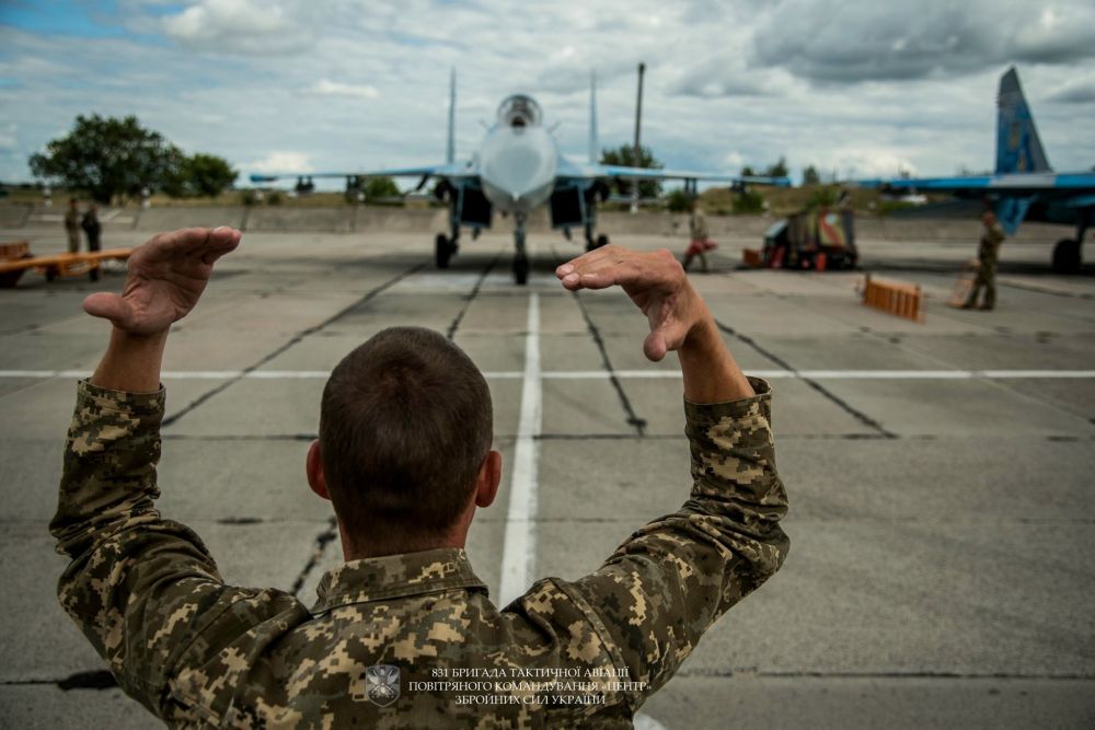 Тренування льотчиків харківського університету. Фото бригади тактичної авіації повітряного командування «Центр»
