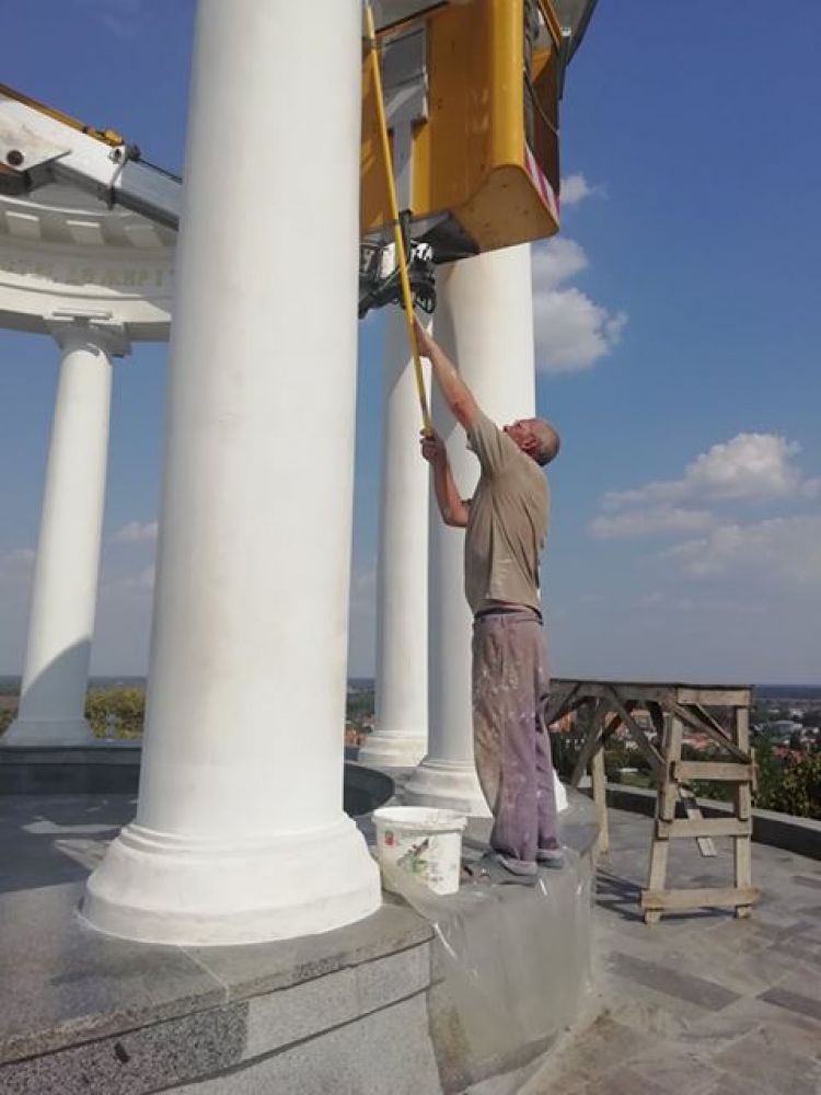 Комунальники оновили Білу альтанку в Полтаві (ФОТО)