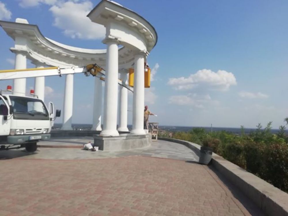 Комунальники оновили Білу альтанку в Полтаві