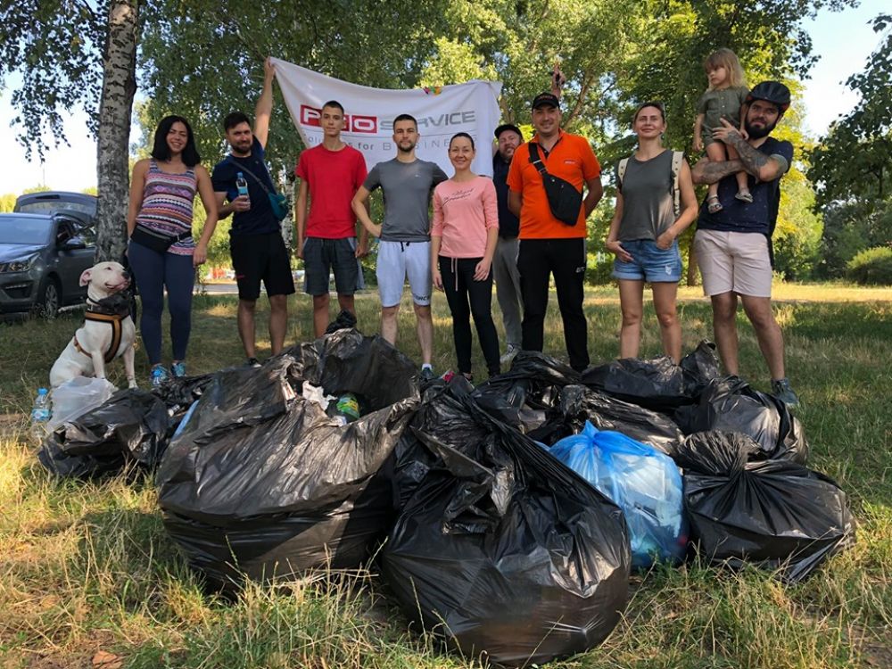 #небудьсвинею challenge: з Прирічкового парку винесли більше десятка мішків сміття 