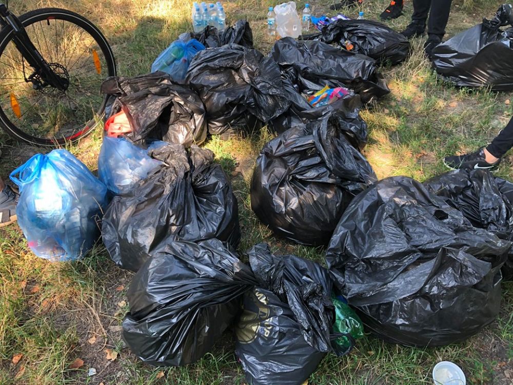 #небудьсвинею challenge: з Прирічкового парку винесли більше десятка мішків сміття 