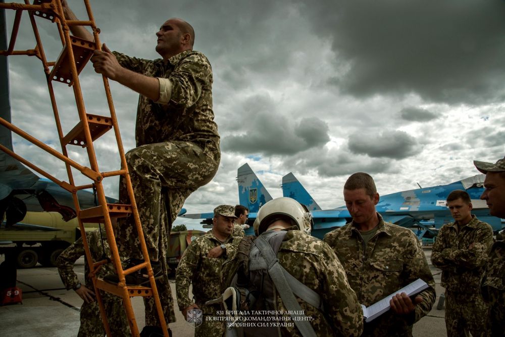 Тренування льотчиків харківського університету. Фото бригади тактичної авіації повітряного командування «Центр»