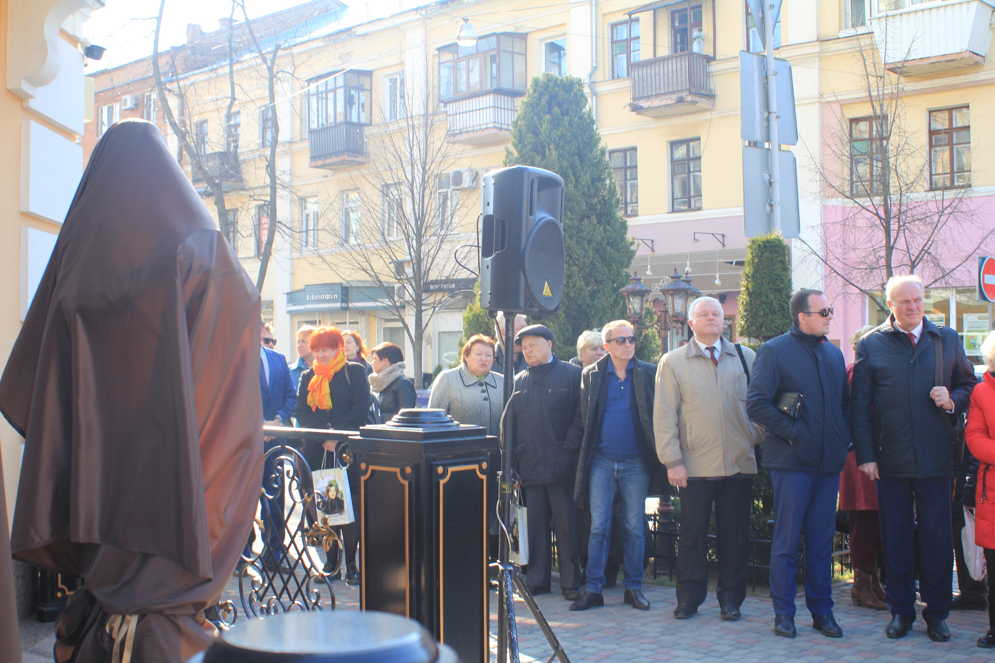 У Полтаві з`явилися Гоголь з кавою і Пушкін з капелюхом (ФОТО)