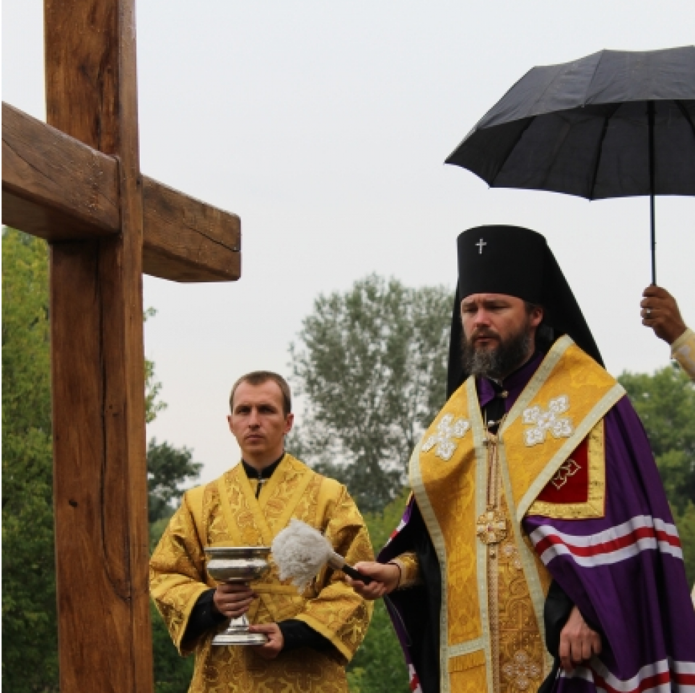 Архієпископ Федір освятив у Полтаві хрест на місці майбутнього храмового комплексу (Фото прес-служби Полтавської єпархії ПЦУ)