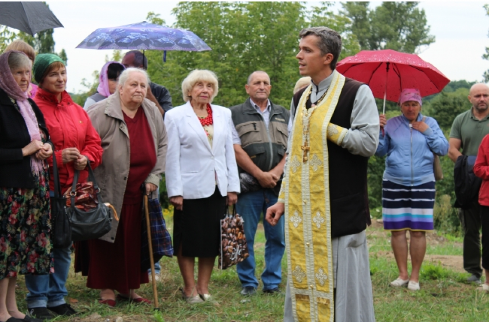 Протоієрей Володимир Стороженко під час свого звернення до громади (Фото прес-служби Полтавської єпархії ПЦУ)