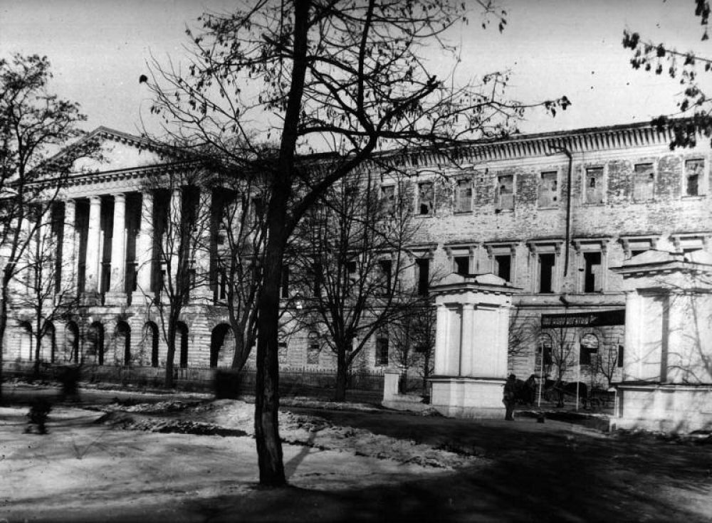 Руїни повоєнної Полтави. Будинок колишнього Кадетського корпусу. 1943. (Джерело – сторінка у facebook «Стара Полтава»)