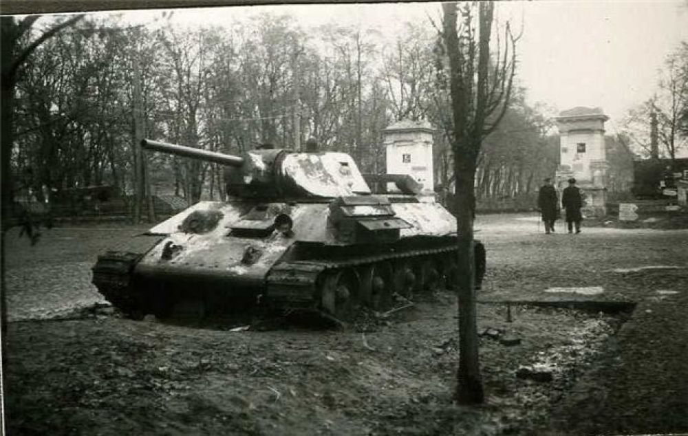 Кругла Площа. Корпусний парк. Фото з німецького архіву. 1942.  (Джерело – сторінка у facebook «Стара Полтава»)