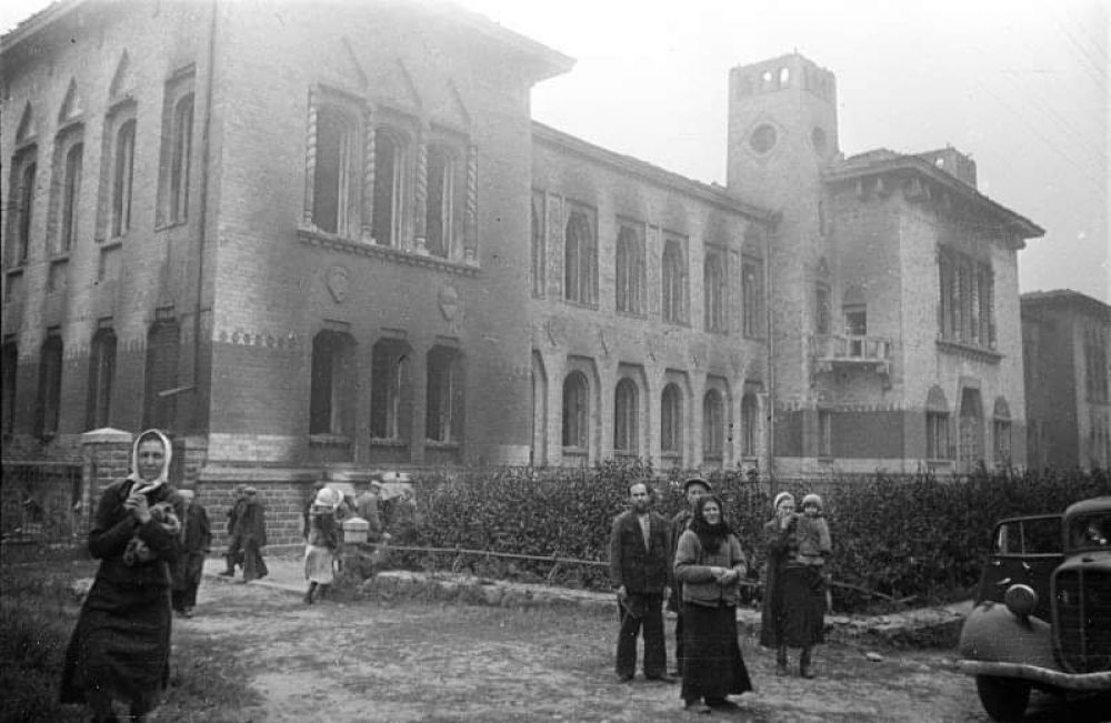 Полтавці біля будівлі Краєзнавчого музею. 1944. (Джерело – сторінка у facebook «Стара Полтава»)