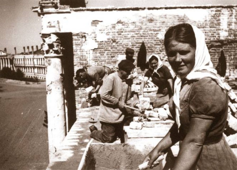 Відбудова приміщення кінотеатру ім. Котляревського в Полтаві. На передньому плані: Д. Шамрай. Фото. 1945. (Джерело – сторінка у facebook «Стара Полтава»)