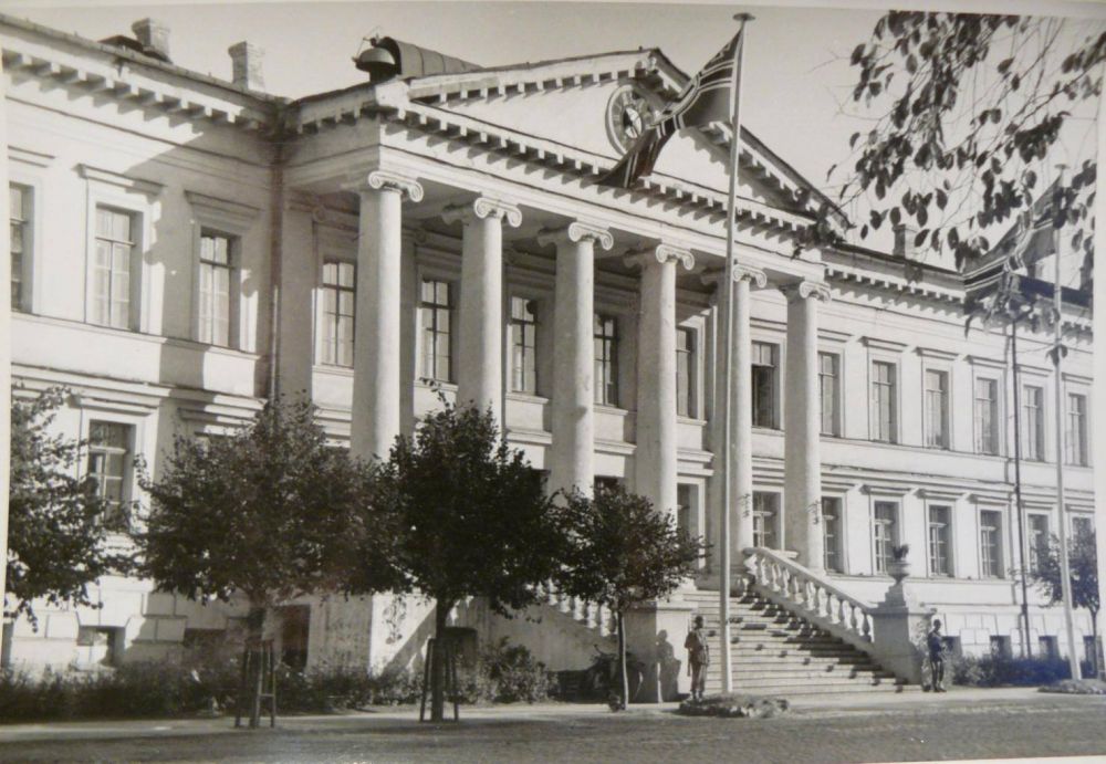  Корпусний парк. Захоплена нацистськими окупантами адмінбудівля з прапором Третього Рейху та сиреною повітряної тривоги на даху. 1942. (Джерело – сторінка у facebook «Стара Полтава»)