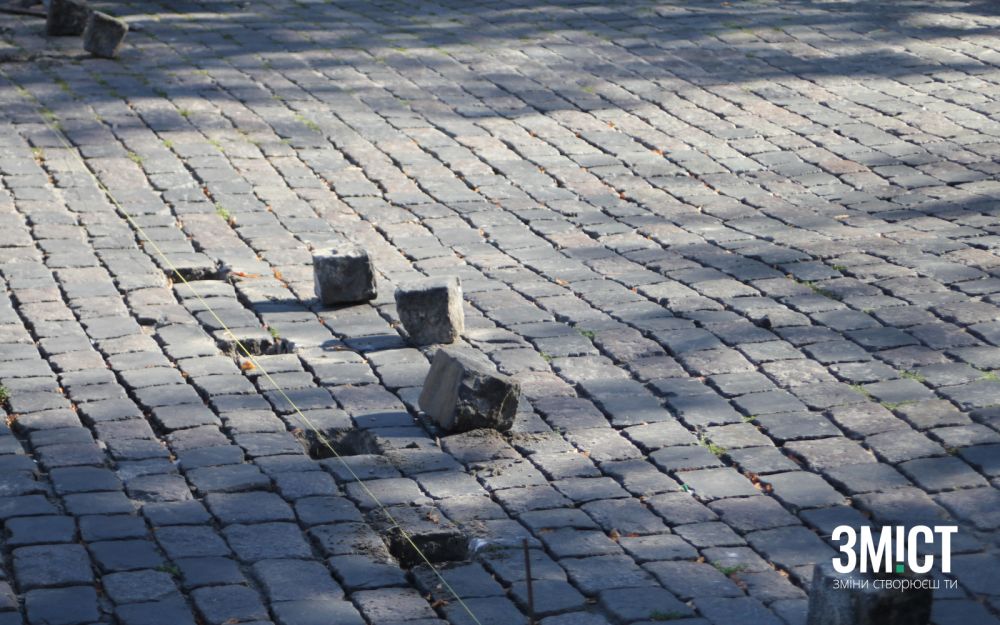 Стовпики встановлюють на місці бруківки