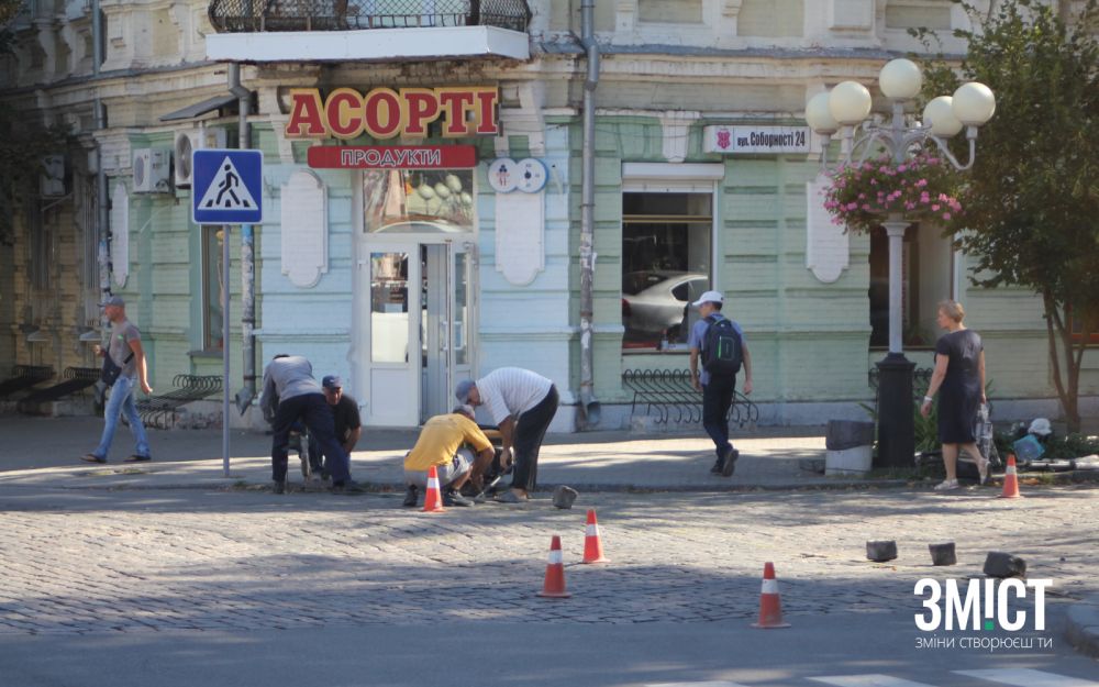 Нині комунальники продовжують встановлювати стовпчики