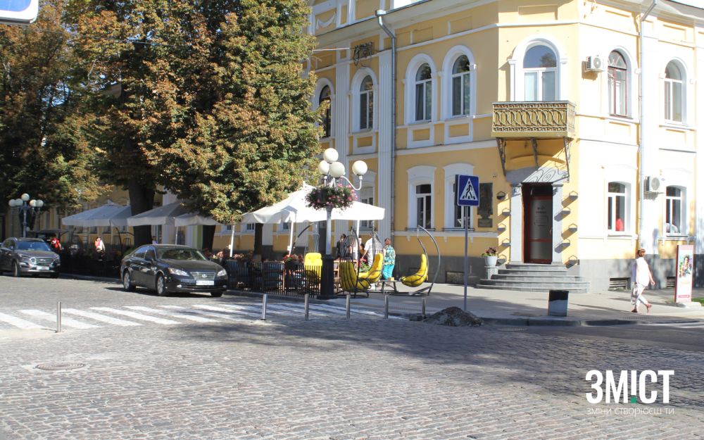 Нові металеві стовпчики на вул. Соборності