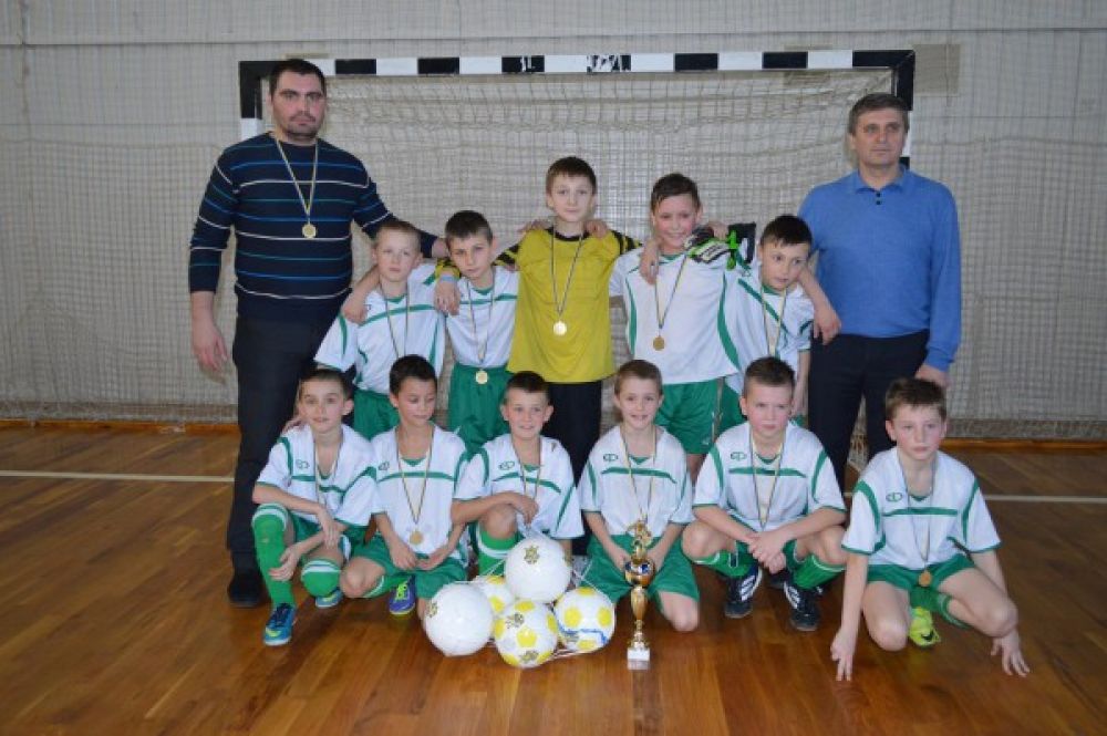 Старший тренер ДЮСШ ФК «Полтава» В’ячеслав Чернявський зі своїми підопічними