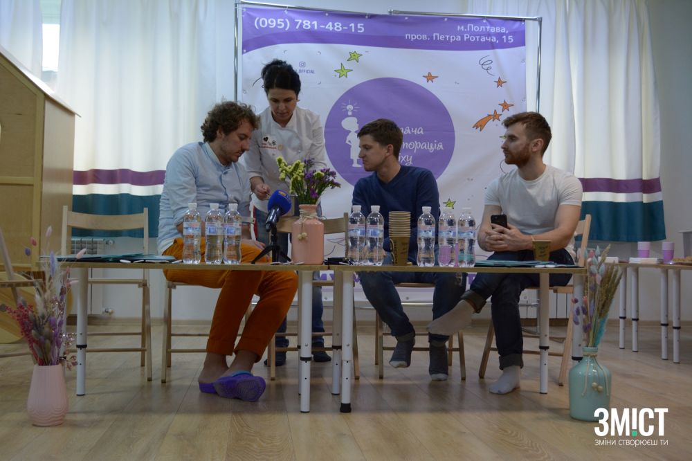 Останні приготування: су-шеф показує Євгену соус у каструльці