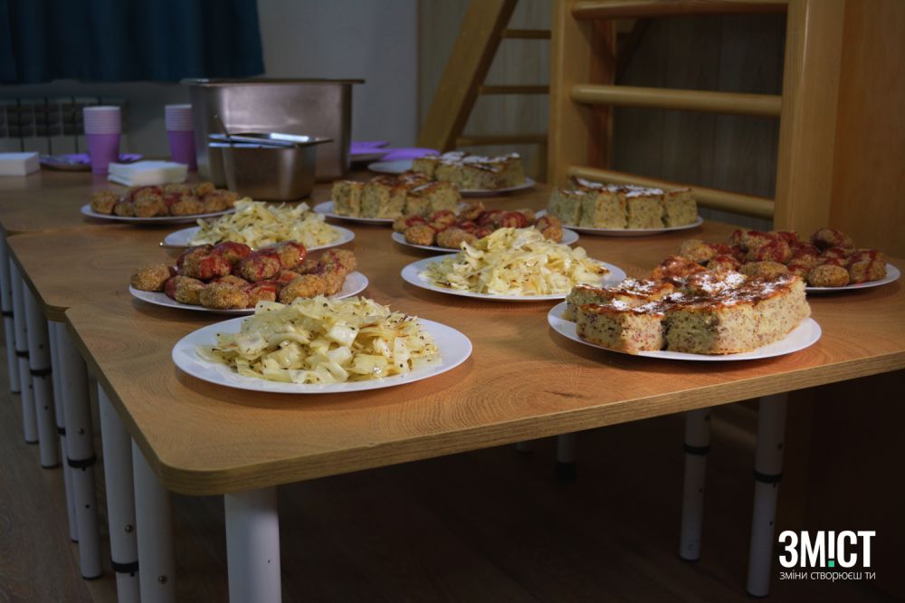 Для батьків приготували курячі нагетси під соусом каркаде, салат із запеченої капусти, морквяний кекс та липовий чай