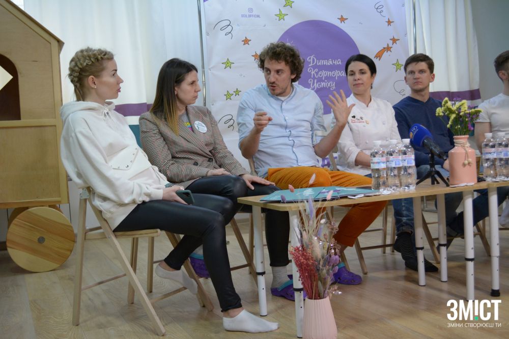 Зліва від Євгена - директорка дитсадка