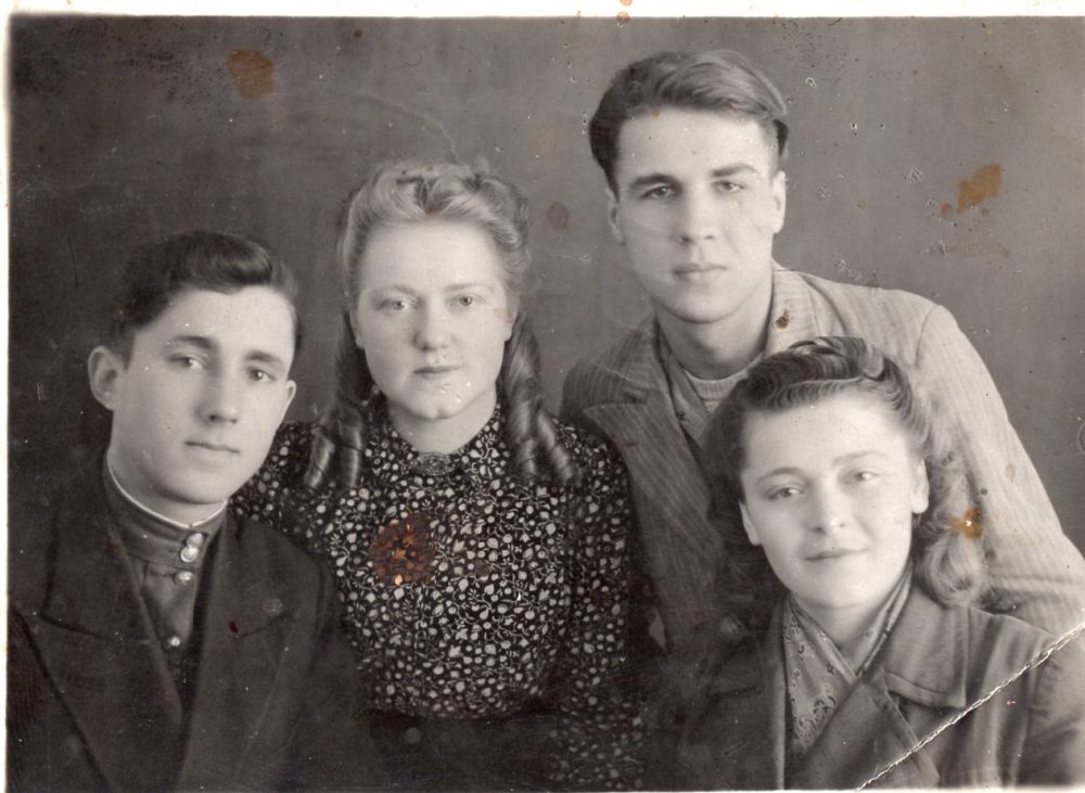 Микола Петренко з друзями. Повоєнне фото