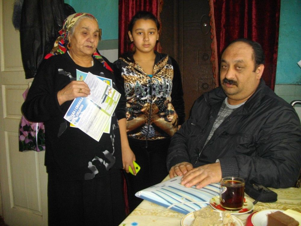 Микола Чернявський допомагає оформити субсидію підопічним своєї організації. З особистого архіву Миколи Чернявського