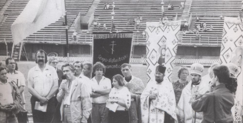 Мітинг у Полтаві з нагоди живого ланцюга 8 липня 1990 року. Третій зліва - Олександр Келим, поруч говорить у мікрофон Левко Лук'яненко. Джерело - книга 