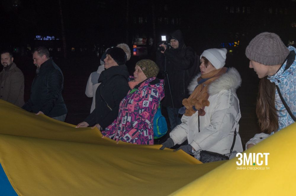 Біля ОДА полтавці розгорнули прапор