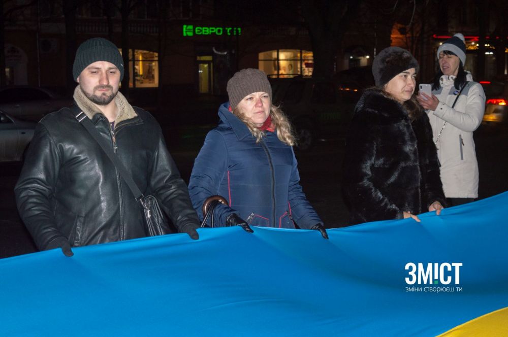 Нагадаємо, вранці полтавці також розгорнули прапор біля ОДА