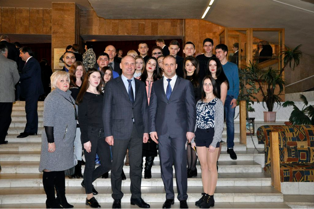 Олег Синєгубов (праворуч) (Джерело - univd.edu.u)