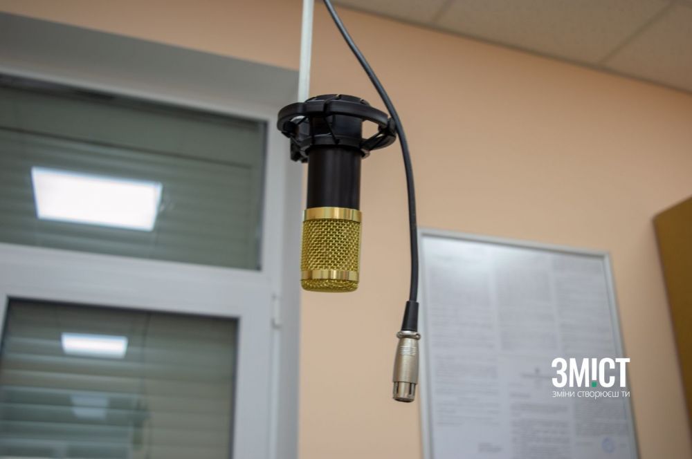 Зв'язок підтримується через такий пристрій