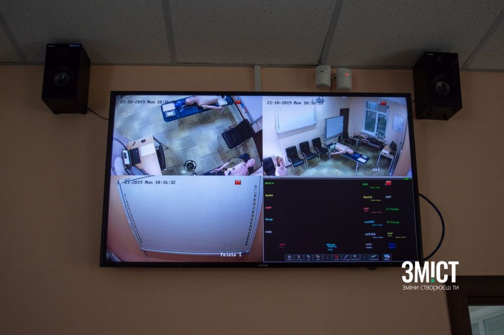 Монітор спостереження у сусідній кімнаті