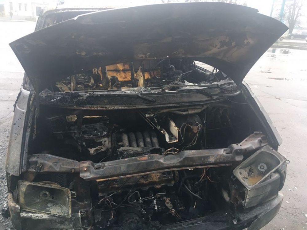 Спалений волонтерський мікроавтобус (Фото Ігоря Убий-Вовка)