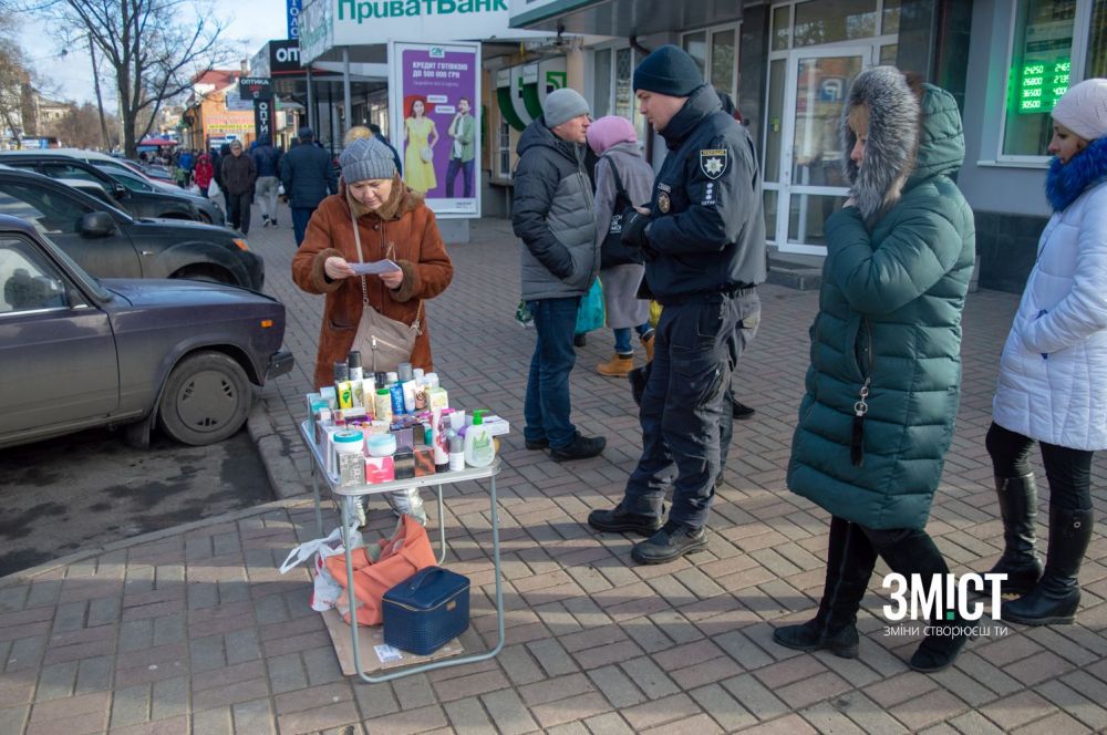 Поліція виносить попередження жінці, яка не продовжила договір на торгівлю на ярмарку