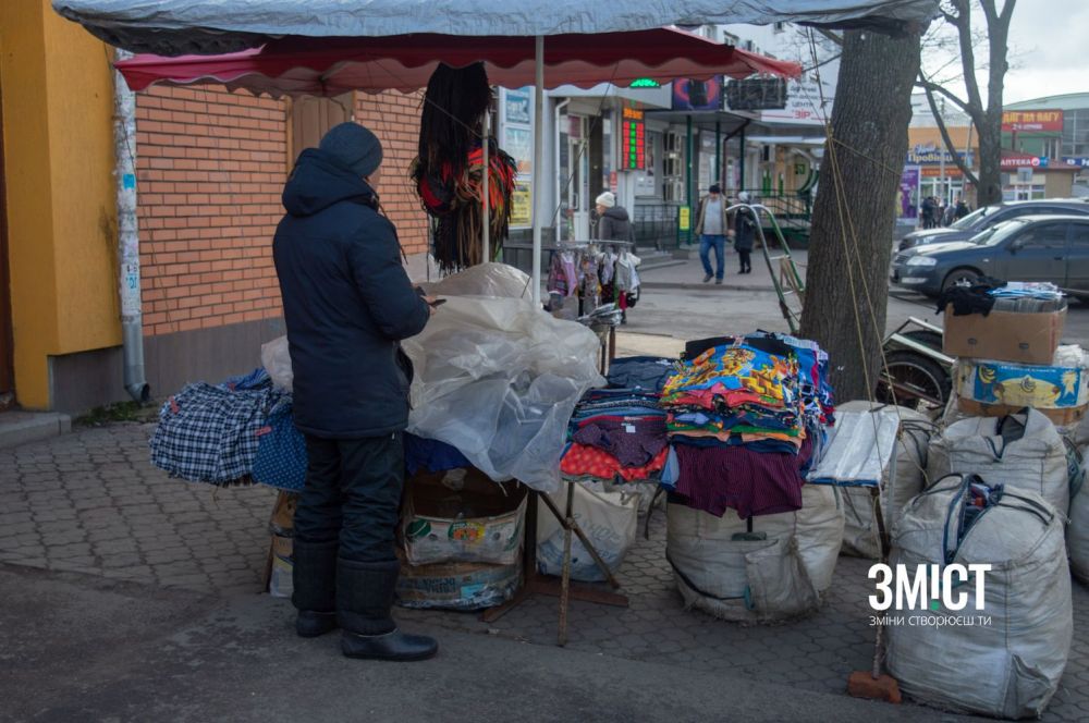 Чоловік, який працює на вулиці Чорновола