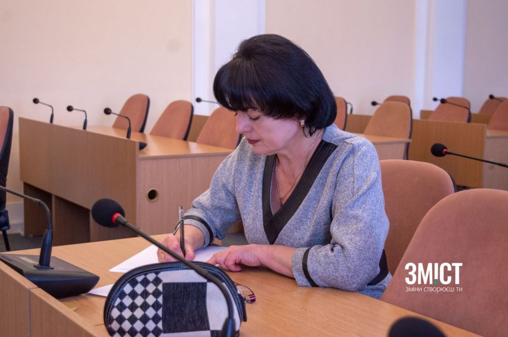 Олена Ромас під час складання письмового іспиту