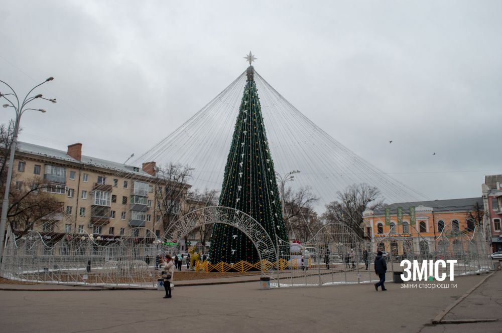 Головна ялинка Полтави на Театральній площі