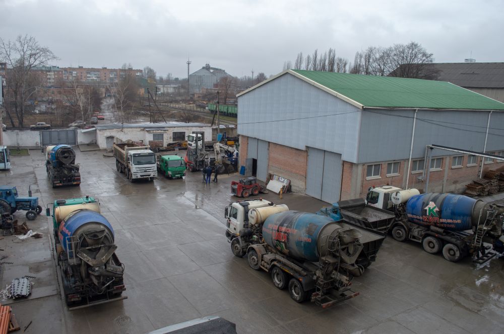 Близько 50% виробленої на заводі продукції використовують під час власного ж будівництва.