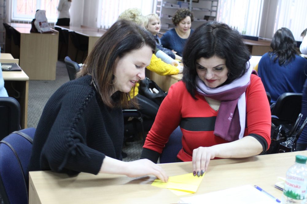 Учасниці івенту виконують завдання у команді