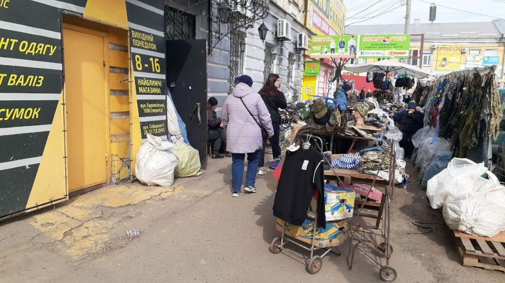 Звичайний день з життя продавців та продавчинь проблизу ринку